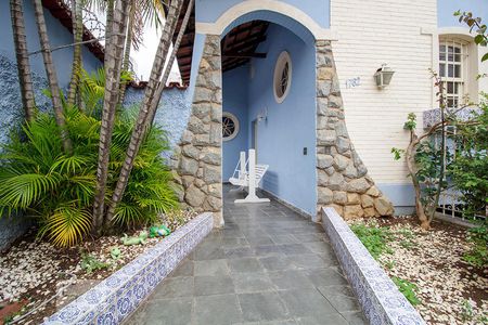 Casa à venda com 204m², 4 quartos e 2 vagas Casa à venda com 204m², 4 quartos e 2 vagasFachada
