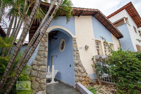 Casa à venda com 204m², 4 quartos e 2 vagas Casa à venda com 204m², 4 quartos e 2 vagasFachada