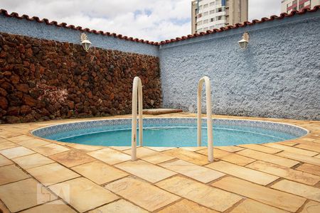 Casa à venda com 204m², 4 quartos e 2 vagas Casa à venda com 204m², 4 quartos e 2 vagasPiscina