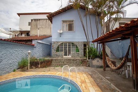 Casa à venda com 204m², 4 quartos e 2 vagas Casa à venda com 204m², 4 quartos e 2 vagasPiscina