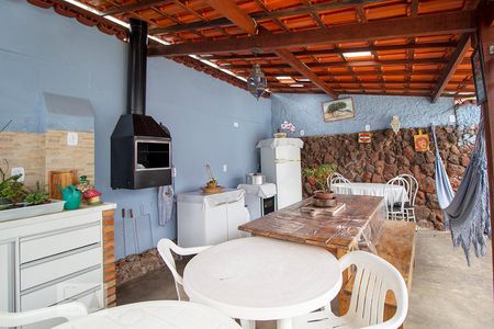 Casa à venda com 204m², 4 quartos e 2 vagas Casa à venda com 204m², 4 quartos e 2 vagasChurrasqueira