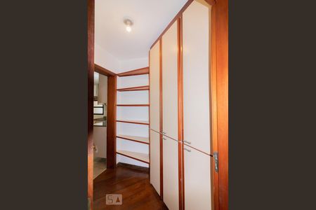 Corredor Quartos de apartamento para alugar com 3 quartos, 145m² em Indianópolis, São Paulo