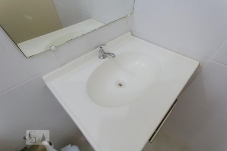 Banheiro de apartamento para alugar com 2 quartos, 50m² em Jacarepaguá, Rio de Janeiro