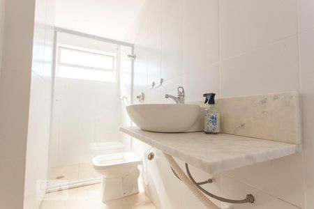 Banheiro de apartamento à venda com 2 quartos, 87m² em Medianeira, Porto Alegre