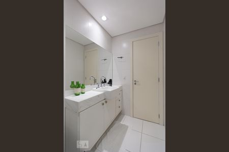 Banheiro de kitnet/studio para alugar com 1 quarto, 47m² em Cristal, Porto Alegre