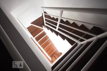 Escada de apartamento para alugar com 2 quartos, 100m² em Jardim Londrina, São Paulo