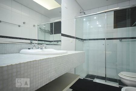 Detalhe do banheiro suíte de apartamento para alugar com 2 quartos, 100m² em Jardim Londrina, São Paulo