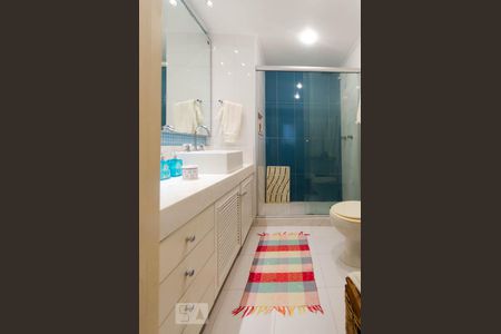 Banheiro da suite de apartamento para alugar com 2 quartos, 84m² em Gávea, Rio de Janeiro