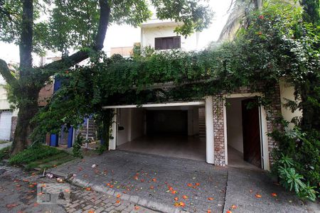 Fachada de casa para alugar com 5 quartos, 303m² em Vila Romana, São Paulo