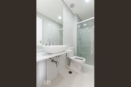 Banheiro de apartamento para alugar com 1 quarto, 50m² em Empresarial 18 do Forte, Barueri
