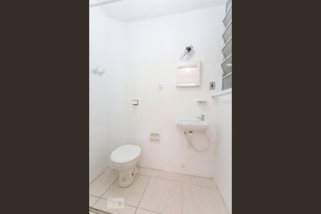 Banheiro de kitnet/studio para alugar com 1 quarto, 27m² em Marcílio Dias, Porto Alegre