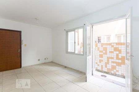 Quarto de kitnet/studio para alugar com 1 quarto, 27m² em Marcílio Dias, Porto Alegre