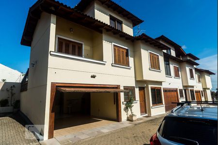 Fachada de casa de condomínio à venda com 3 quartos, 170m² em Teresópolis, Porto Alegre