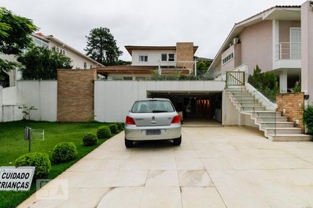 Casa de condomínio para alugar com 350m², 4 quartos e 4 vagas Casa de condomínio para alugar com 350m², 4 quartos e 4 vagasFachada