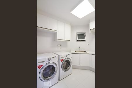 Casa de condomínio para alugar com 350m², 4 quartos e 4 vagas Casa de condomínio para alugar com 350m², 4 quartos e 4 vagasÁrea de Serviço