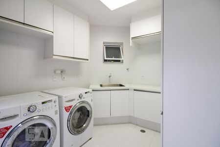 Casa de condomínio para alugar com 350m², 4 quartos e 4 vagas Casa de condomínio para alugar com 350m², 4 quartos e 4 vagasÁrea de Serviço