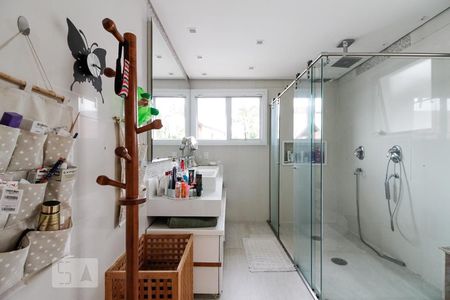 Casa de condomínio para alugar com 350m², 4 quartos e 4 vagas Casa de condomínio para alugar com 350m², 4 quartos e 4 vagasBanheiro Suíte Superior