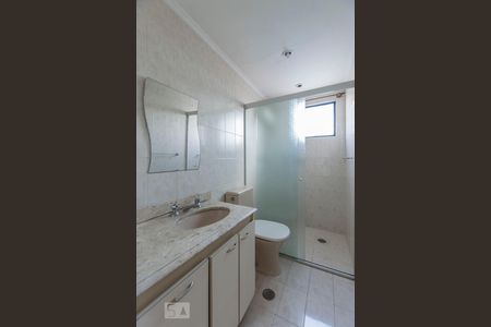 Banheiro social de apartamento para alugar com 2 quartos, 69m² em Vila Firmiano Pinto, São Paulo