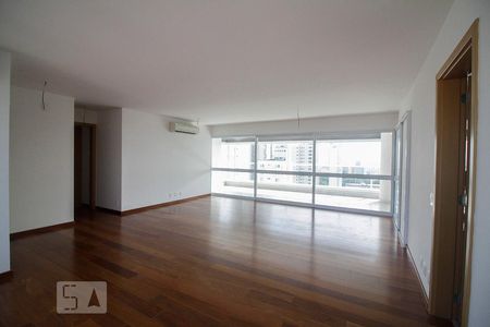 Apartamento à venda com 235m², 4 quartos e 4 vagasSala