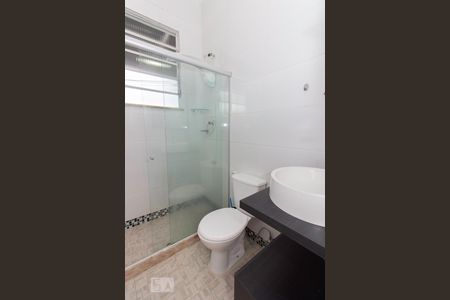 Banheiro de casa de condomínio à venda com 2 quartos, 55m² em Encantado, Rio de Janeiro