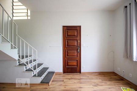 Sala de casa de condomínio para alugar com 2 quartos, 74m² em Caiçaras, Belo Horizonte