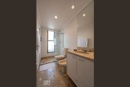 Apartamento para alugar com 450m², 4 quartos e 4 vagas Apartamento para alugar com 450m², 4 quartos e 4 vagasBanheiro da suíte 2