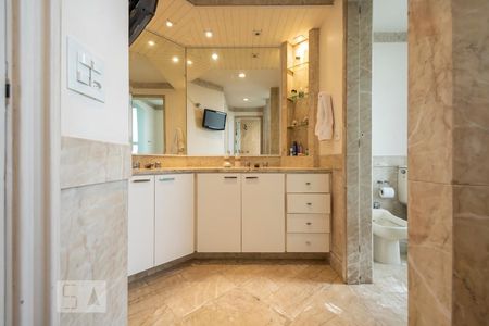 Apartamento para alugar com 450m², 4 quartos e 4 vagas Apartamento para alugar com 450m², 4 quartos e 4 vagasBanheiro 1 da suíte 1