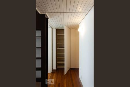 Hall de acesso aos dormitórios de apartamento para alugar com 2 quartos, 108m² em Ipanema, Rio de Janeiro