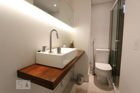 Banheiro de apartamento para alugar com 2 quartos, 75m² em Real Parque, São Paulo