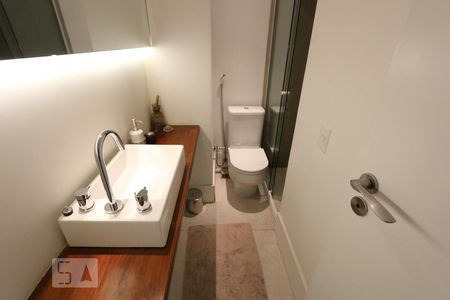 Banheiro de apartamento para alugar com 2 quartos, 75m² em Real Parque, São Paulo