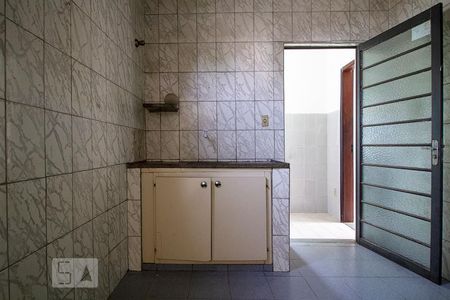 Cozinha de casa de condomínio para alugar com 2 quartos, 48m² em João Pinheiro, Belo Horizonte