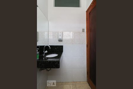 Lavabo 2 de casa à venda com 7 quartos, 260m² em Bonfim, Belo Horizonte