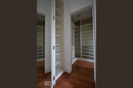 Closet de apartamento à venda com 2 quartos, 90m² em Jardim Monte Kemel, São Paulo