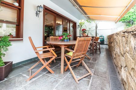 Casa de condomínio à venda com 420m², 4 quartos e 4 vagas Casa de condomínio à venda com 420m², 4 quartos e 4 vagasVaranda