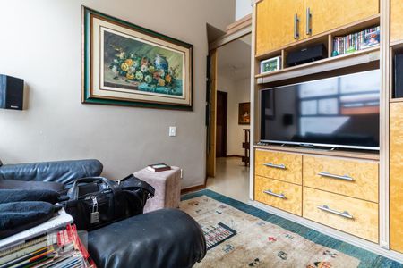 Casa de condomínio à venda com 420m², 4 quartos e 4 vagas Casa de condomínio à venda com 420m², 4 quartos e 4 vagasSala de TV