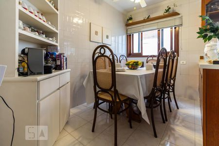 Casa de condomínio à venda com 420m², 4 quartos e 4 vagas Casa de condomínio à venda com 420m², 4 quartos e 4 vagasCozinha