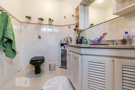 Casa de condomínio à venda com 420m², 4 quartos e 4 vagas Casa de condomínio à venda com 420m², 4 quartos e 4 vagasBanheiro da Suíte 1