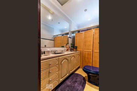 Casa de condomínio à venda com 420m², 4 quartos e 4 vagas Casa de condomínio à venda com 420m², 4 quartos e 4 vagasBanheiro Social