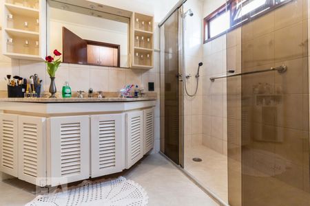 Casa de condomínio à venda com 420m², 4 quartos e 4 vagas Casa de condomínio à venda com 420m², 4 quartos e 4 vagasBanheiro da Suíte 1