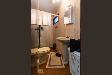 Casa de condomínio à venda com 420m², 4 quartos e 4 vagas Casa de condomínio à venda com 420m², 4 quartos e 4 vagasBanheiro de Serviço