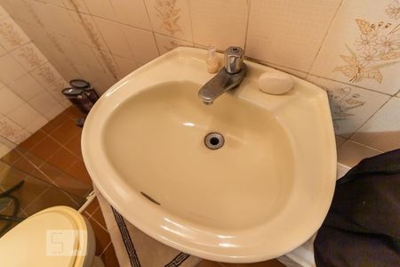 Casa de condomínio à venda com 420m², 4 quartos e 4 vagas Casa de condomínio à venda com 420m², 4 quartos e 4 vagasPia do Banheiro de Serviço