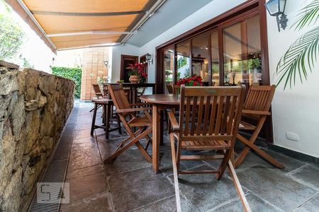 Casa de condomínio à venda com 420m², 4 quartos e 4 vagas Casa de condomínio à venda com 420m², 4 quartos e 4 vagasVaranda