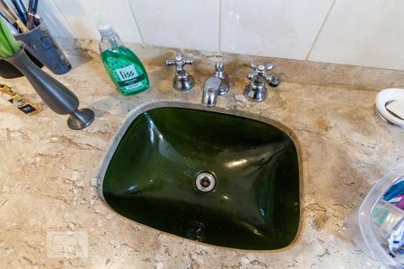 Casa de condomínio à venda com 420m², 4 quartos e 4 vagas Casa de condomínio à venda com 420m², 4 quartos e 4 vagasPia do Banheiro da Suíte 1