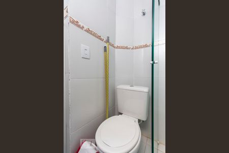 Banheiro social de kitnet/studio para alugar com 1 quarto, 15m² em Planalto Paulista, São Paulo