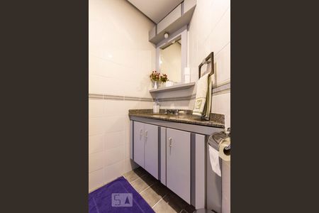Banheiro social de apartamento à venda com 3 quartos, 128m² em Vila Clementino, São Paulo