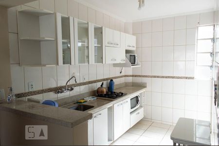 cozinha de apartamento para alugar com 2 quartos, 57m² em Bom Jesus, Porto Alegre