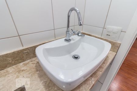 Detalhe do Banheiro Social de apartamento para alugar com 2 quartos, 70m² em Jardim Iracema, Barueri