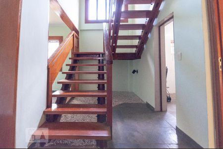 Escada para piso superior de casa à venda com 4 quartos, 550m² em Jardim Planalto, Campinas