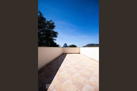 Casa à venda com 800m², 5 quartos e 5 vagas Casa à venda com 800m², 5 quartos e 5 vagasTerraço