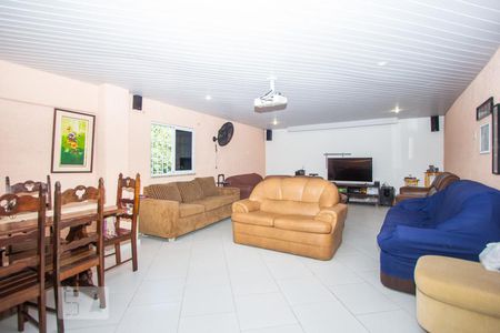 Casa à venda com 800m², 5 quartos e 5 vagas Casa à venda com 800m², 5 quartos e 5 vagasSala de TV - Subsolo